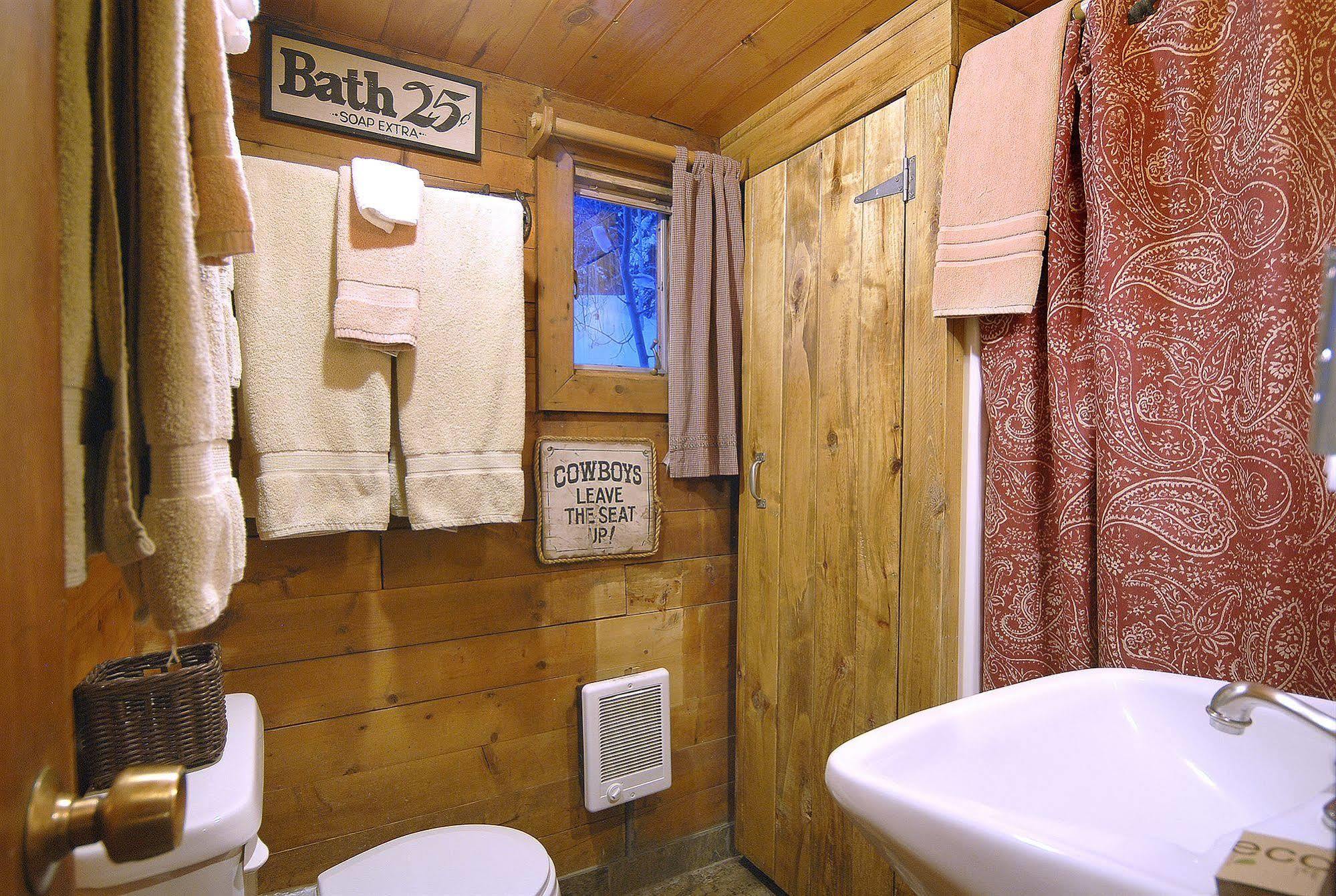 Pioneer Guest Cabins Крестед-Бьютт Экстерьер фото